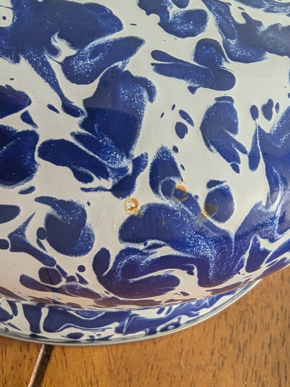 Golden Rabbit Swirl 4 Quarts Enamelware Round Dutch Oven - Picture 8 of 8